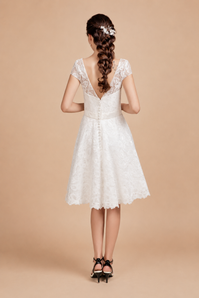 Kurzes Brautkleid aus Spitze mit Tellerrock Standsamtkleid Ivory